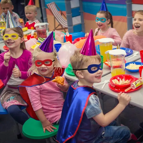 Vista 3 de Capas y máscaras de superhéroes para niños y niñas disfraces de Navidad disfraces de superhéroes para fiestas paquete de 16 unidades negro