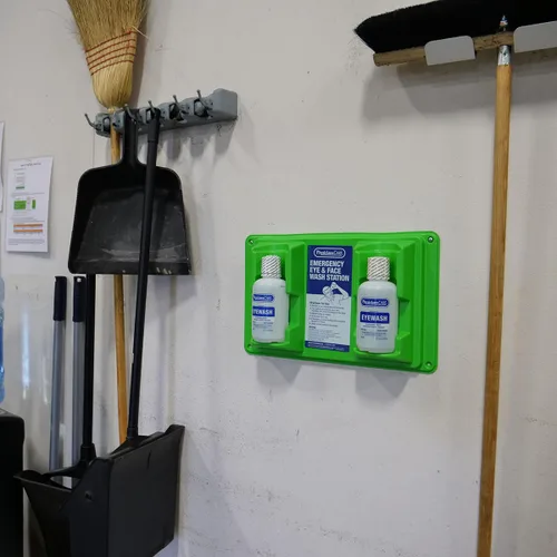 Vista 6 de PhysiciansCare Estación de lavado de ojos para montar en la pared con 2 botellas de solución de lavado de ojos, 32 onzas cada una