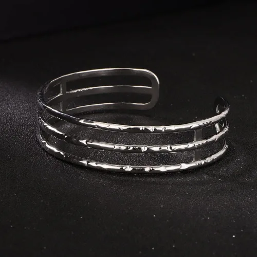 Vista 4 de Kercisbeauty Pulsera de acero inoxidable martillada vintage para mujer, pulsera con textura ajustable, joyería apilable