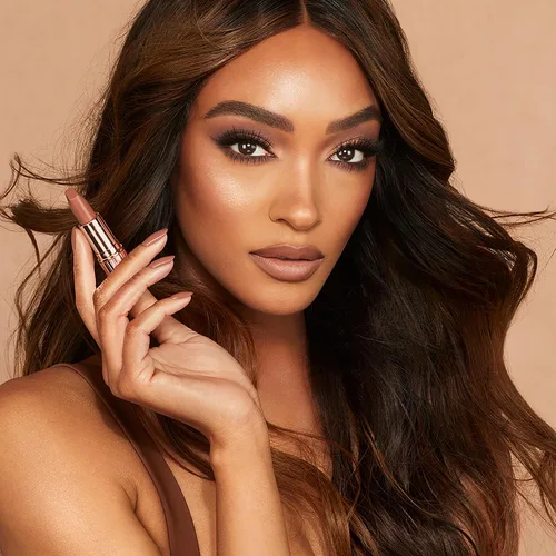 Vista 5 de Charlotte Tilbury Matte Revolution Lápiz labial - Lápiz labial mate de larga duración, con color acumulable e ingredientes que cuidan los labios