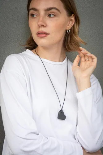 Vista 7 de Keled Rocks Shungite Pendant Necklace Raw Stone