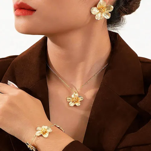 Vista 4 de Juego de joyas de flores doradas para mujer, delicado collar de flores doradas, aretes de flores bohemios para mujer, regalos de joyería floral