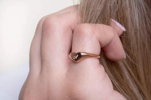 Vista 4 de Anillo en forma de corazón para mujer en oro macizo de 9k, 14k y 18k, sello de corazón para dedo meñique, anillo de chevalier grabado inicial