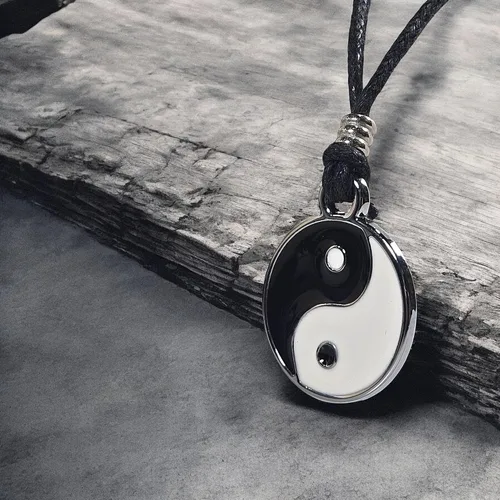 Vista 3 de BlueRica Yin y Yang en collar de cordón ajustable
