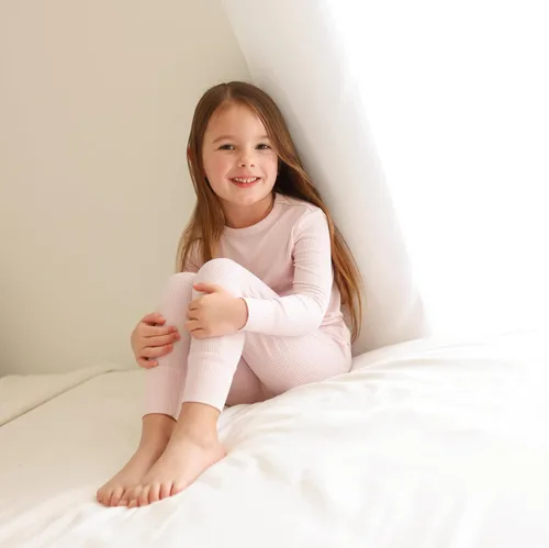 Vista 39 de Posh Peanut Pijamas para niñas, suaves, de viscosa de bambú para niños, pijamas a juego de manga larga para niñas