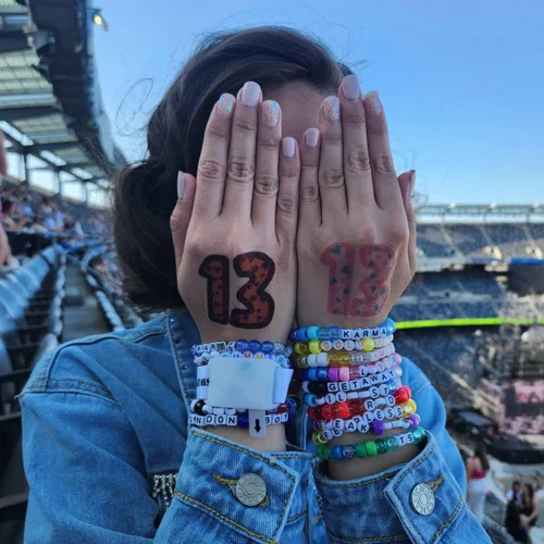 Vista 5 de YDJIA 2 pulseras de la amistad para concierto de Taylor, trajes de gira de época, álbum de música, karma medianoches, amante del folklore reputación