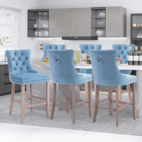Vista 318 de SoarFlash Juego de 2 taburetes de bar tapizados de terciopelo moderno con patas de madera, botones acolchados, cabeza de clavo cromada, asiento