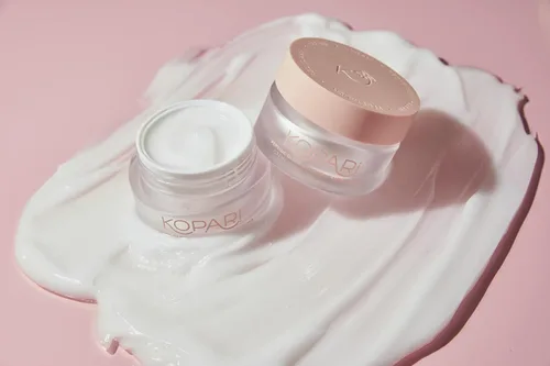 Vista 3 de Kopari Peptide Glow - Crema hidratante facial hidratante Ácido hialurónico, crema ligera de coco vegano para uso diario, piel suave, combate