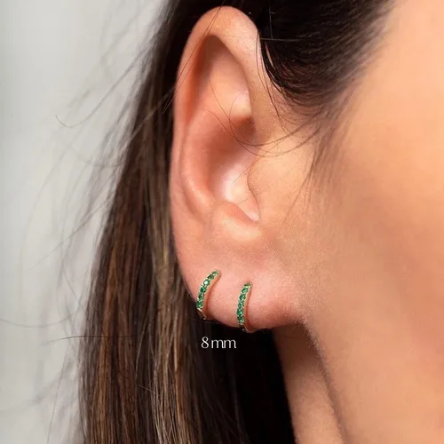 Vista 2 de Aretes de aro pequeños de plata de ley con circonita cúbica, sin níquel, sin plomo, fabricados en Estados Unidos