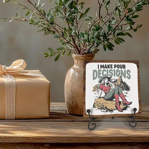 Vista 5 de Placa de madera de 5 pulgadas con texto en inglés "I Make Pour Decisions", letrero de madera con soporte de metal, decoración y accesorios