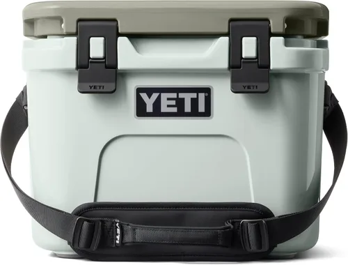 Vista 27 de YETI Roadie 15 - Enfriador duro con correa de hombro DoubleDuty