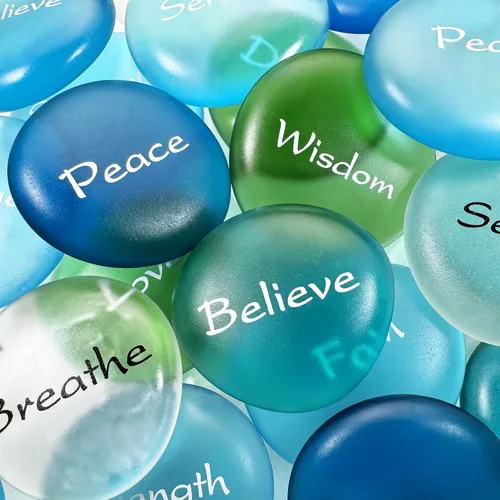 Vista 4 de Lifeforce Glass The Mermaid's Message, 24 piedras inspiradoras de cristal de mar esmeriladas, surtidas, dos de cada una de las doce palabras