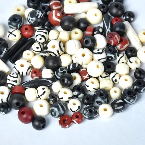 Vista 2 de Surtido de cuentas de hueso talladas a mano para hacer joyas y manualidades, 130 piezas, cuentas naturales africanas y nativas americanas en negro