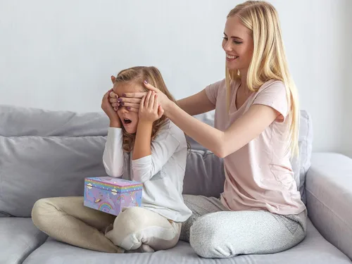 Vista 9 de Jewelkeeper Joyero musical de sirena arcoíris para niña, paquete de diseño de lámina dorada con caja de almacenamiento de joyería musical para niña