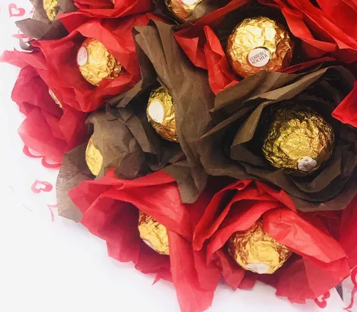Vista 2 de Chocolates gourmet con leche de avellana, ramo de regalo de chocolate con caramelo, 24 unidades de rosas rojas comestibles