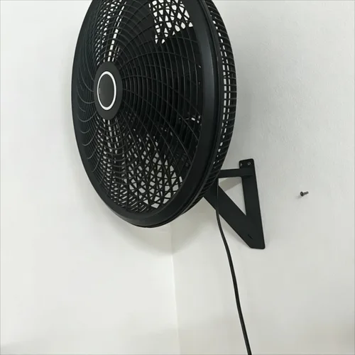 Vista 2 de Soporte de pared para ventiladores de pedestal Lasko (se adapta a una base de 0.984 in), compatible con modelos de 18 y 20 pulgadas, soporte de Negro