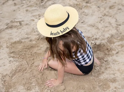 Vista 2 de Funky Junque Sombrero de sol para niñas, diseño cursivo bordado, ajustable, para playa