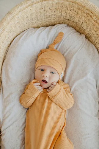 Vista 4 de Copper Pearl Gorro de bebé con nudo superior elástico suave Dolce
