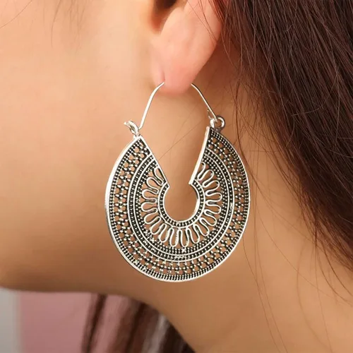 Vista 2 de YienDoo Aretes colgantes bohemios grandes de filigrana festoneados, estilo vintage, tribal, étnico, huecos, tallados, plateados, geométricos
