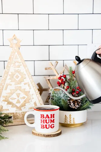 Vista 5 de Pearhead Bah Hum Bug - Taza de café de Navidad, decoración del hogar de temporada, ideas de regalo para rellenar calcetines, apta para microondas