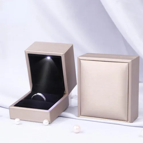 Vista 2 de anso Joyero con luz LED colgante para regalo, pulsera con luz (plata, caja de anillo)