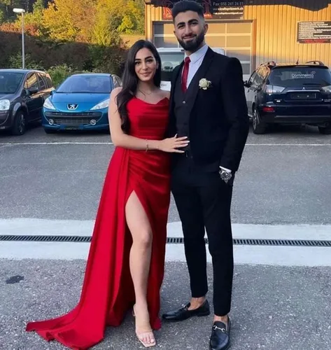 Vista 4 de GUKARLEED Vestido largo de satén con hombros descubiertos para mujer, vestido de dama de honor, vestido formal, vestido de fiesta de noche