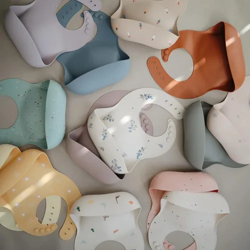 Vista 100 de Mushie - Babero de silicona para bebé, ajustable y resistente al agua (abejas) De 4 a 24 meses, lavable a máquina, correa ajustable