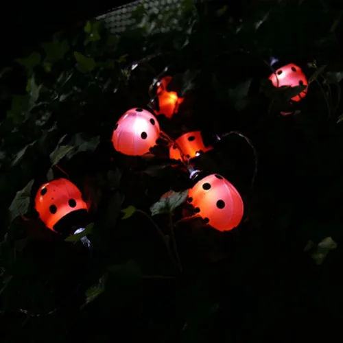Vista 6 de Guirnalda de luces de hadas de mariquitas, 10 luces LED rojas de plástico de 5.5 pies, cable de cobre, funciona con pilas, las mejores luces