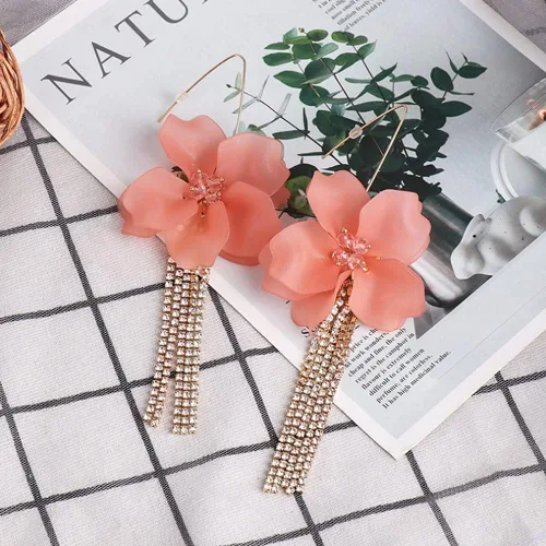 Vista 2 de Xerling Aretes colgantes de pétalos de flores bohemias cadena de diamantes de imitación de oro con borlas flecos de resina acrílica aretes florales