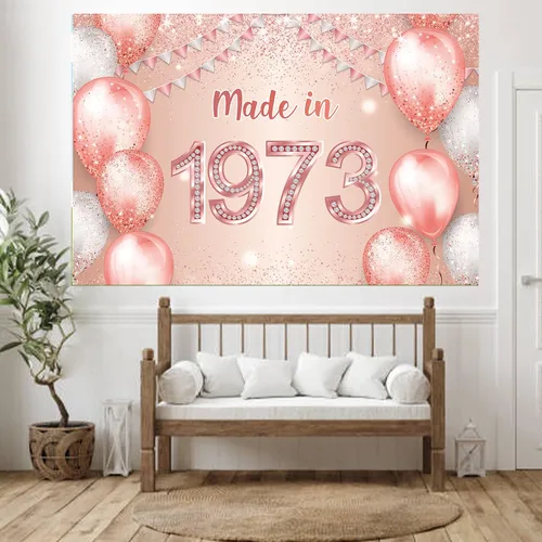 Vista 4 de Cartel de feliz cumpleaños número 50 en oro rosa hecho en 1973 con texto en inglés "Cheers to 50 years old", confeti, telón de fondo, decoración