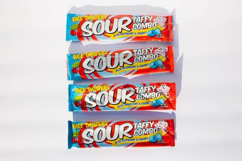 Vista 2 de Face Twisters Combo de caramelo agrio de frambuesa azul y cereza 1.4 oz