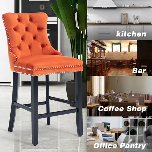 Vista 18 de SoarFlash Juego de 2 taburetes de bar tapizados de terciopelo moderno con patas de madera, botones acolchados, cabeza de clavo cromada, asiento