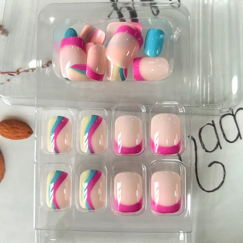 Vista 5 de TBRZTR Juego de 24 uñas postizas a presión con forma de ataúd cuadrado corto brillante con patrón de arco iris