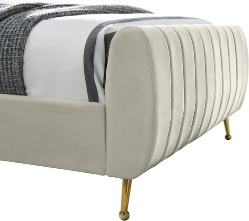 Vista 7 de Meridian Furniture Colección moderna Zara Cama tapizada de terciopelo contemporáneo con acolchonamiento de canal profundo y patas doradas a Crema