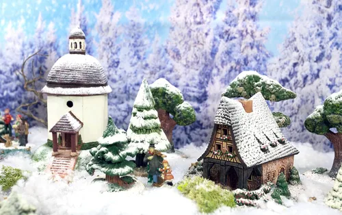 Vista 4 de Colección de casas de pueblo navideño de cerámica – Miniatura hecha a mano de Smithery in Rothenburg, Alemania – Edición de invierno – Portavelas