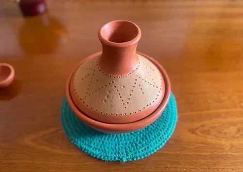 Vista 2 de Tagine de arcilla para cocinar Tajine Tajin Tayin Tarrecatta sin glasear Diámetro 8.5 "Altura aprox 8" 100% Hecho a mano en Colombia