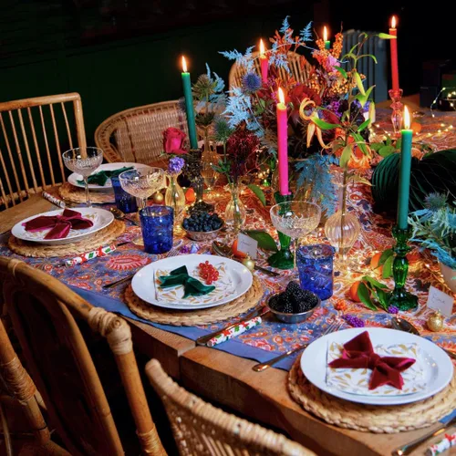 Vista 2 de Talking Tables Portavelas de cristal verde oscuro Soporte de vela cónico para interiores o exteriores, elegante decoración de mesa de Navidad