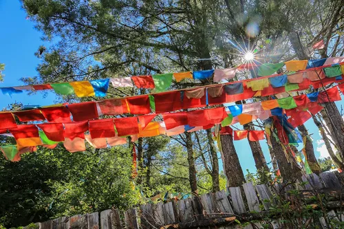 Vista 5 de Banderas tibetanas de oración, 60 unidades, banderas budistas de meditación para interiores y exteriores, banderas de oración de caballo de viento