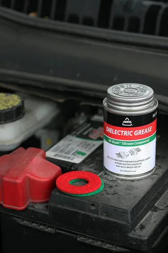 Vista 8 de AGS Automotive Solutions Kit de grasa de silicona dieléctrica, lata superior de cepillo de 4 onzas con 20 arandelas de terminales de batería