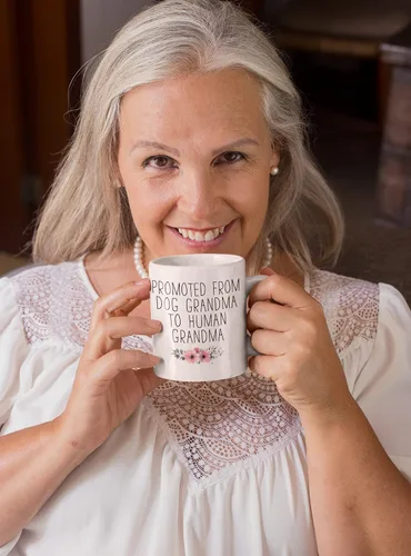 Vista 5 de Suchmugs Taza promocionada a la abuela, taza de café New Nana de 11 onzas, sorpresa para revelar el bebé, anuncio de embarazo de abuela por primera