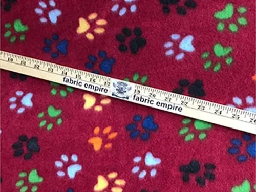 Vista 4 de Tela de invierno con estampado de forro polar, multicolor, diferentes tamaños, 58 pulgadas de ancho, se vende por yarda (negro, variedad de patas)