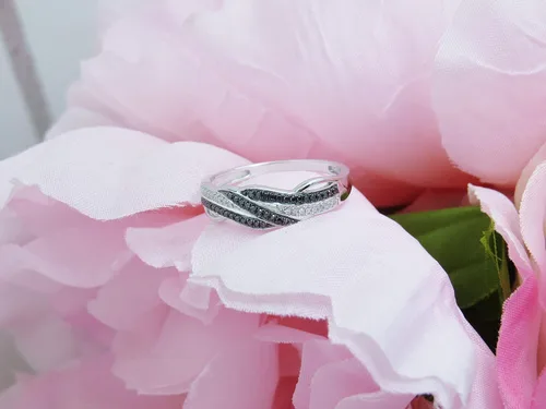 Vista 6 de Dazzlingrock Collection 0.15 Cttw Round Black & White Diamond Criss-Cross Swirl Ring for Her in 10K Solid Gold