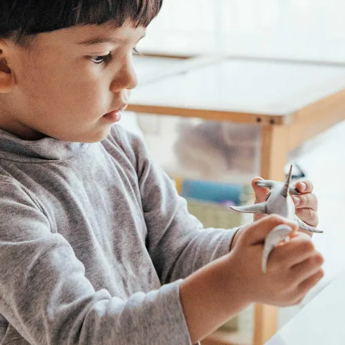 Vista 2 de Safari Ltd. Figura de tiburón Hammerhead – Figura detallada de plástico de 6.5 pulgadas – Divertido juguete educativo para niños, niñas y niños a