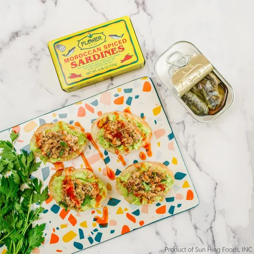 Vista 5 de Flower Brand Sardinas especiadas (aceite de oliva) 4.38 onzas, capturadas en la naturaleza de Marruecos, alimentos ricos en proteínas, alimentos sin