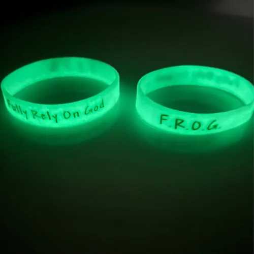 Vista 2 de Biblebanz F.R.O.G. Pulseras que brillan en la oscuridad – Pulseras totalmente confiadas en Dios (paquete de 50) pequeñas de 7 pulgadas