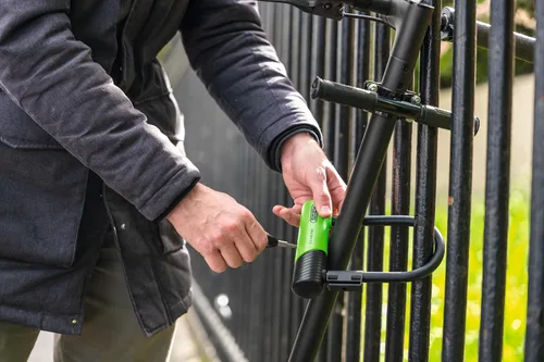 Vista 2 de ABUS 94374 410K Ultra - Cerradura para bicicleta, color verde, 5.5 in candados para bicicleta