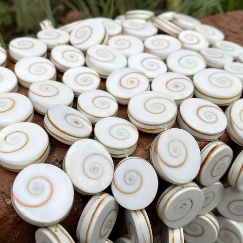 Vista 14 de ABCGEMS Shiva Eye Shell Beads Indonesia Auténtica Región Indo-Pacífico (patrón geométrico de matriz de doble cara) de origen ético – Producción
