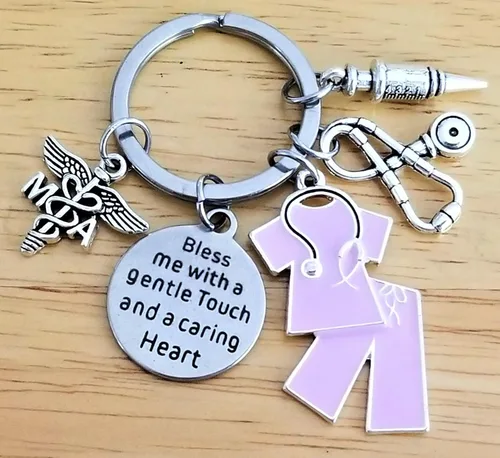 Vista 5 de Kit's Kiss MA Medical Assistant Llavero Jeringa Medical Scrub Caduceus Symbol Escuela de Enfermería Graduación MA Estudiante Regalo, Plata y morado