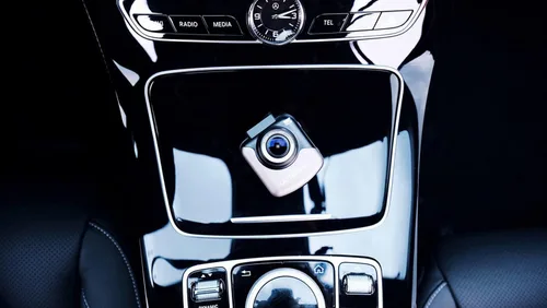 Vista 8 de UltraDash Dash Cam, soporte de carga magnética, sensor de imagen nocturna HDR de alta gama, lente gran angular de 6 capas de vidrio F1.8 de 140