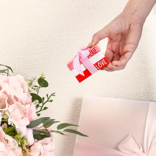 Vista 4 de Blulu Mini libros de madera decorativos para el día de San Valentín, 3 piezas de madera falsa, decoración de entrada, libros apilados de madera